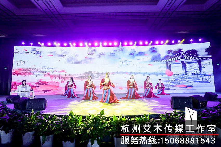 杭州国际博览中心2020新春红蓝竞演茶话会演员在台上表演现场拍摄情况